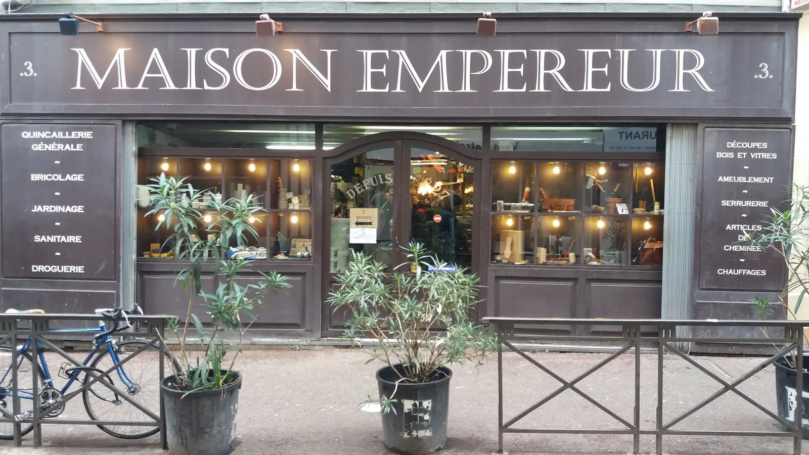 La façade de la Maison Empereur, emblème commerçant du quartier de Noailles à Marseille