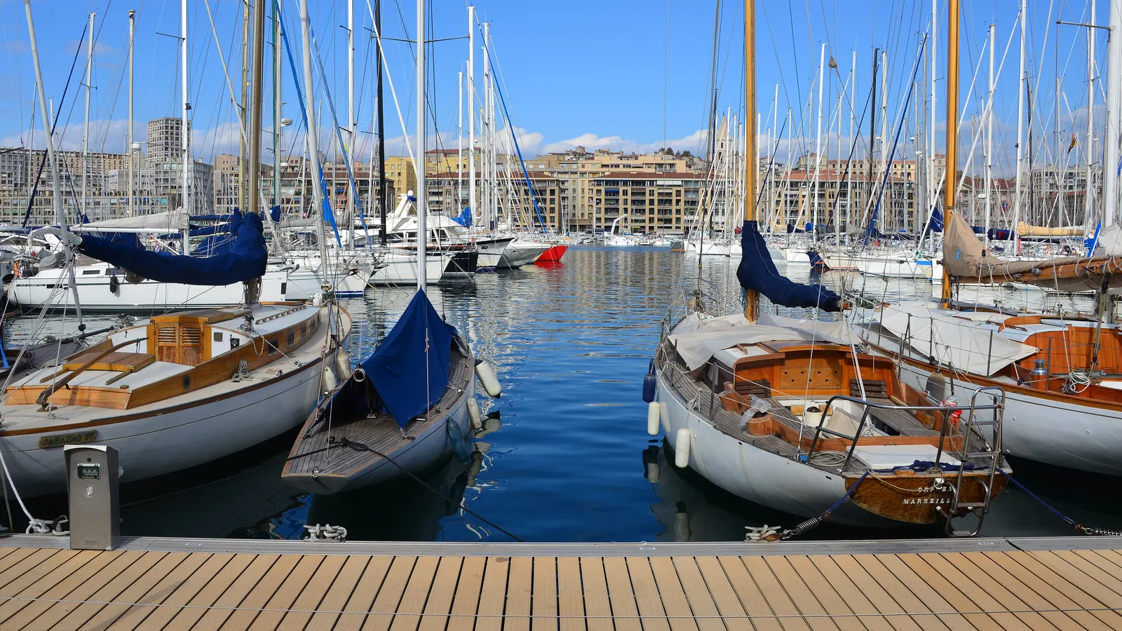 Le Vieux-Port de Marseille et ses immeubles, au pied de Notre-Dame de la Garde
